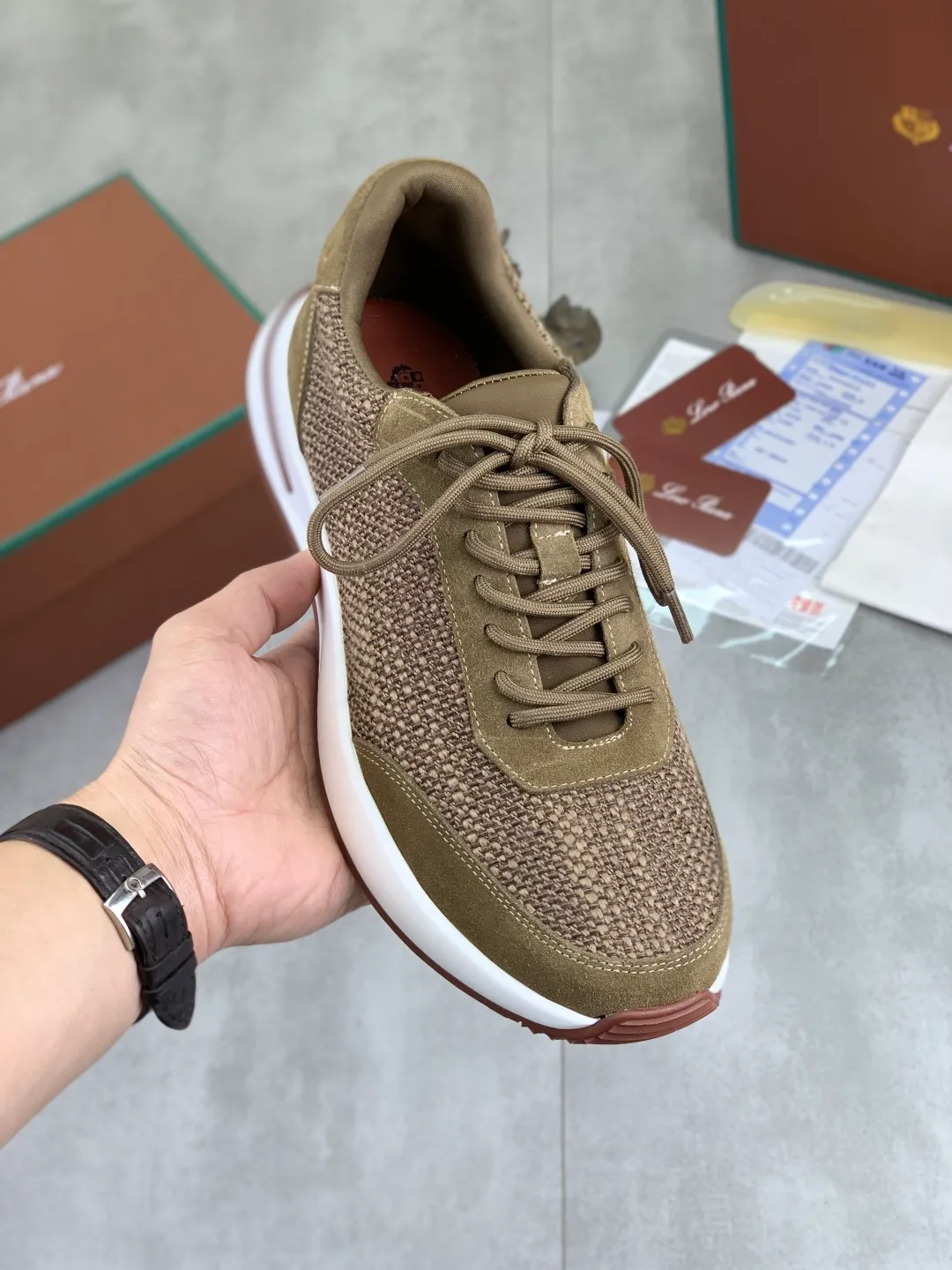 Men's men's shoes 💰P440 New model 💰 The latest casual shoes Loro Piana 💯 Top grade 💯 Buy the original copy 💯 Founded the existing Loro Piana company on April 24, 1924. It is now the sixth generation of family business, providing top quality products to customers who are discerning about taste and quality. Imported original fly woven fabric with cowhide fabric, plain calfskin lining. Hand-sewn thread with cowhide feet. Original packaging. High-end outsole. Size: 38-44 (customized for 45 and 46). 5️⃣ colors available.